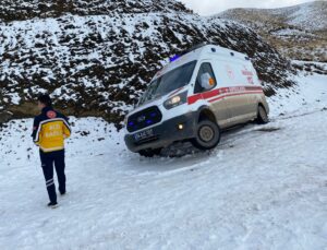 Siirt’te Karda Mahsur Kalan Ambulans Kurtarıldı