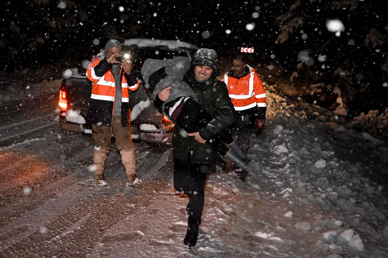 Karda Mahsur Kalanların Yardım Çağrılarına Büyükşehir Koştu