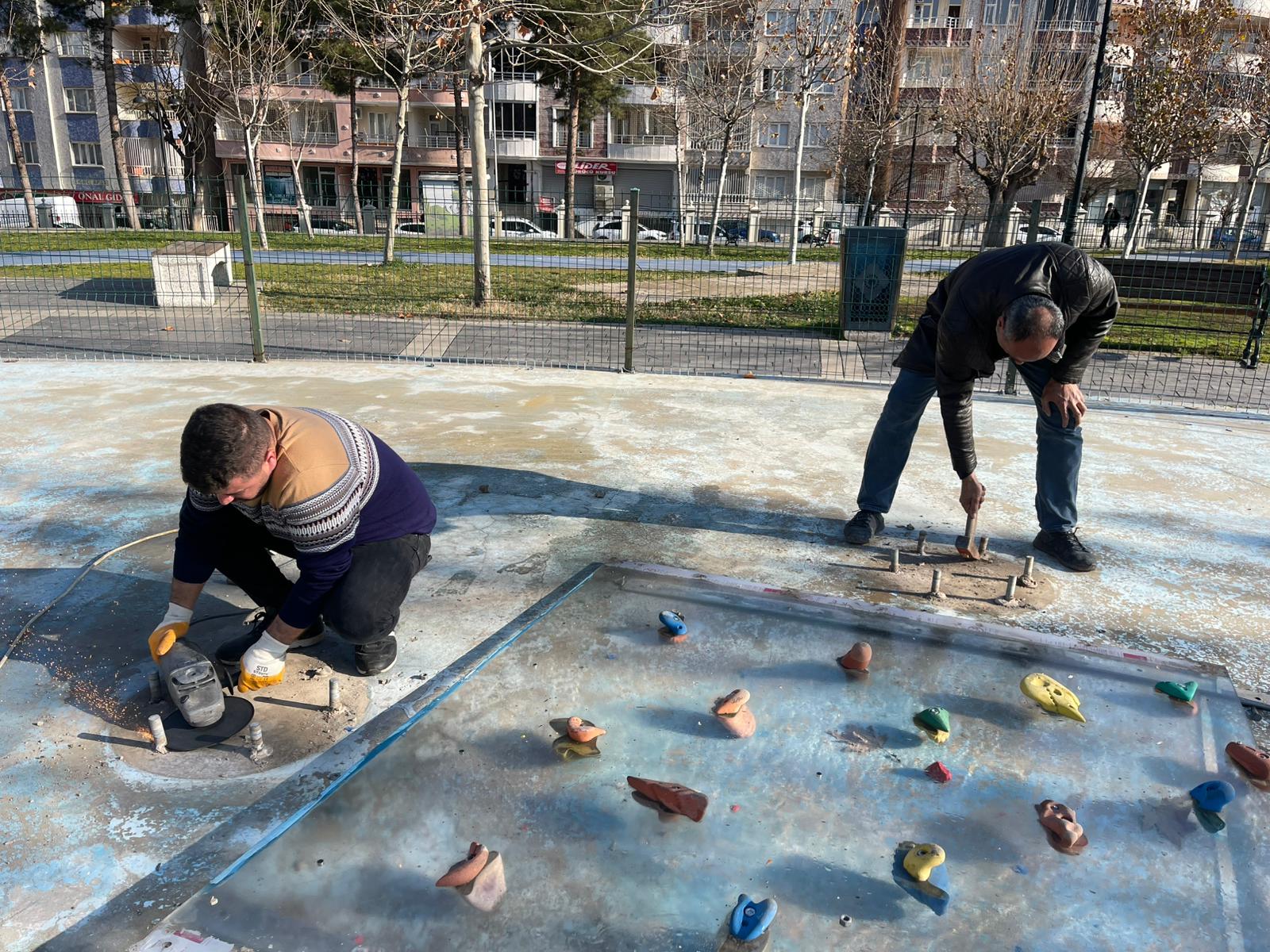 Siirt Belediyesi’nden Parklardaki Oyun Gruplarına Bakım ve Onarım Çalışması