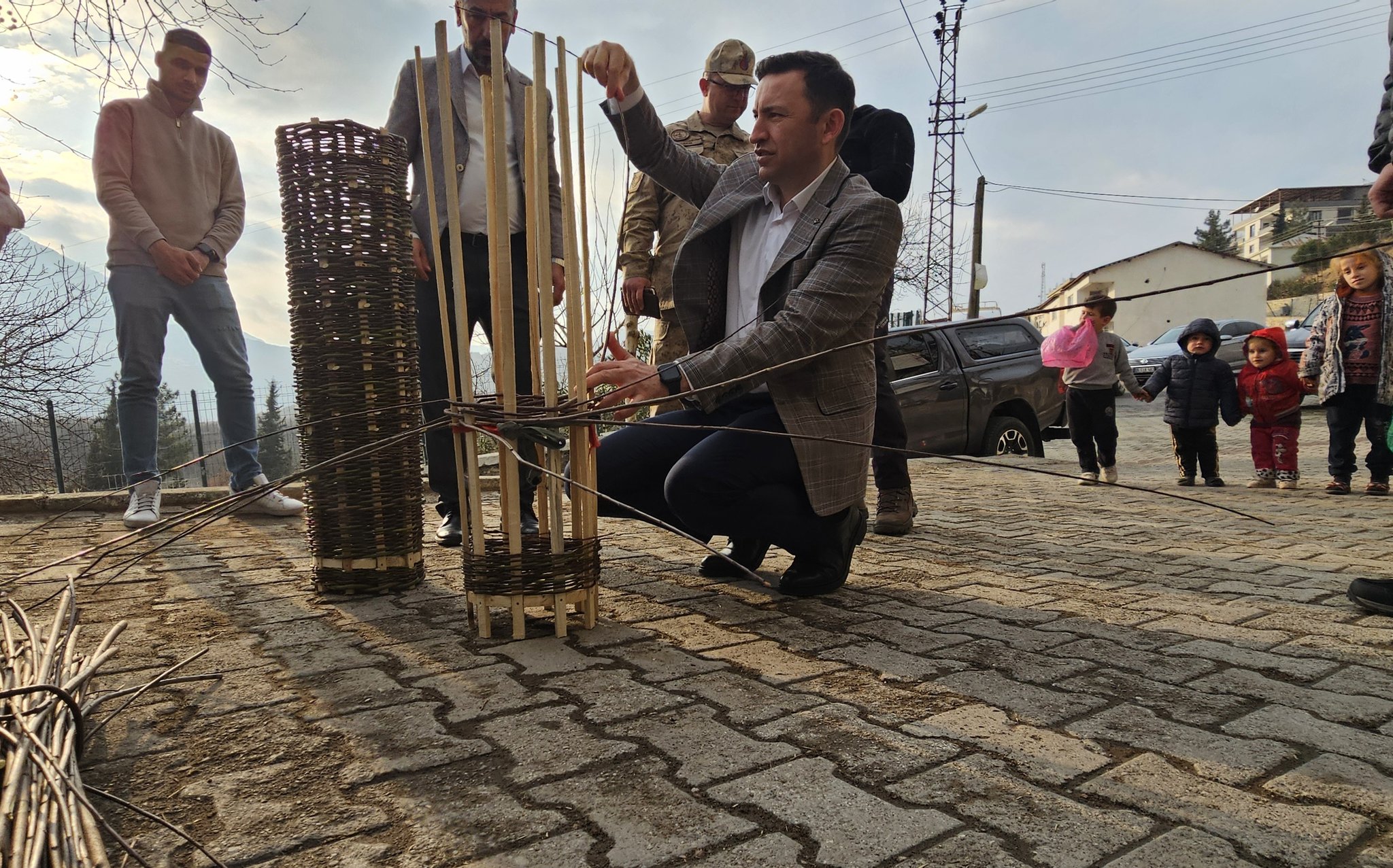 Siirt – Pervari Kaymakamı Gülderen’den Karakovan Sepet Yapımına Destek