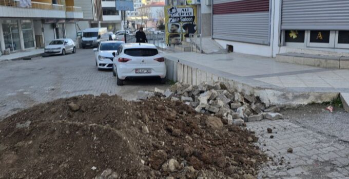 Siirt Belediyesi Çalışmasını Yapıp Yolu Öylece Bırakıp Gitti 