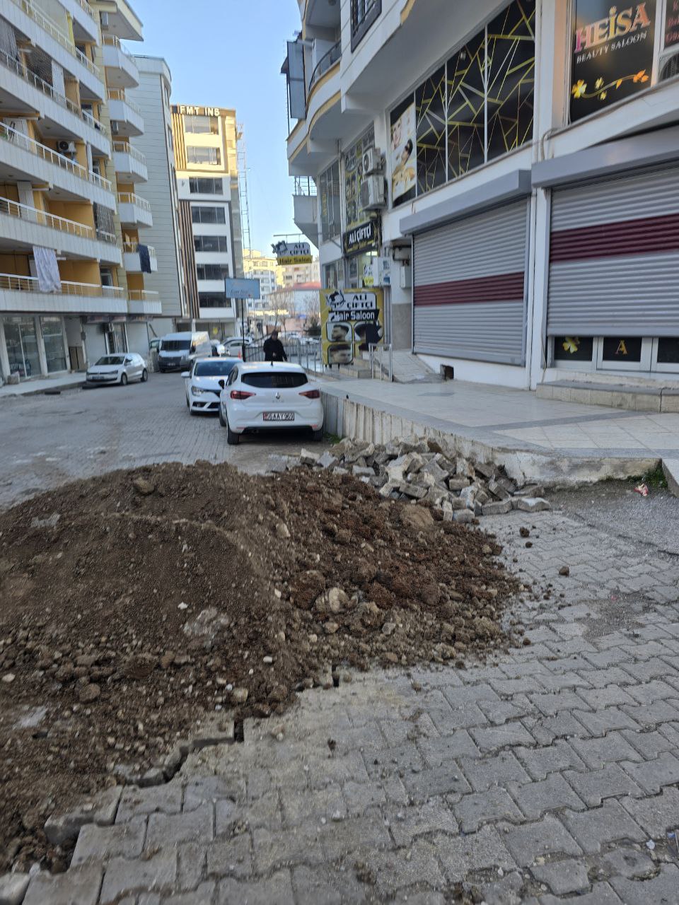 Siirt Belediyesi Çalışmasını Yapıp Yolu Öylece Bırakıp Gitti 