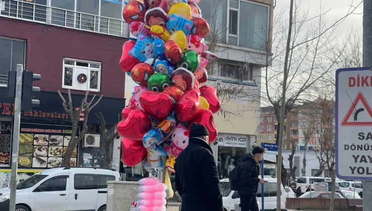 Siirt’te Balon ve Pamuk Şekeri Satarak Evini Geçindiren Adam Soğuk Havada Çalışmaya Devam Ediyor