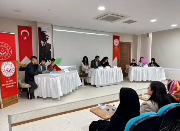 Siirt’te Çocuklar İçin Bilgi Yarışması ve Münazara Heyecanı