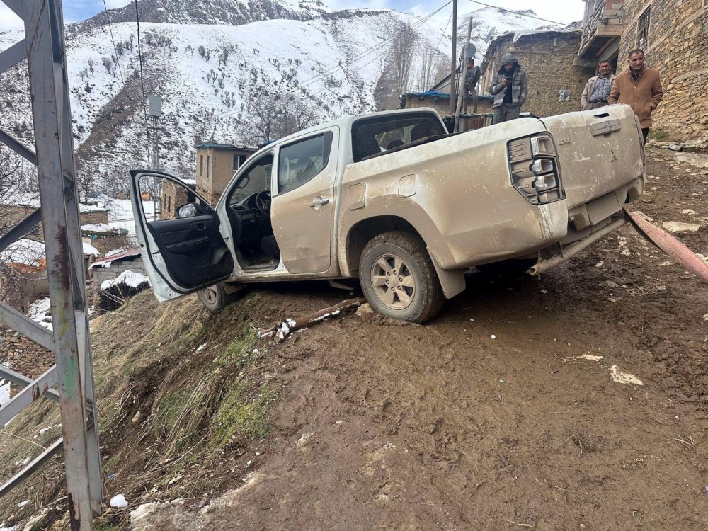 Siirt’te Elektrik Arıza Ekibi Kaza Geçirdi: İl Özel İdaresi Ekiplere Yardım Etti