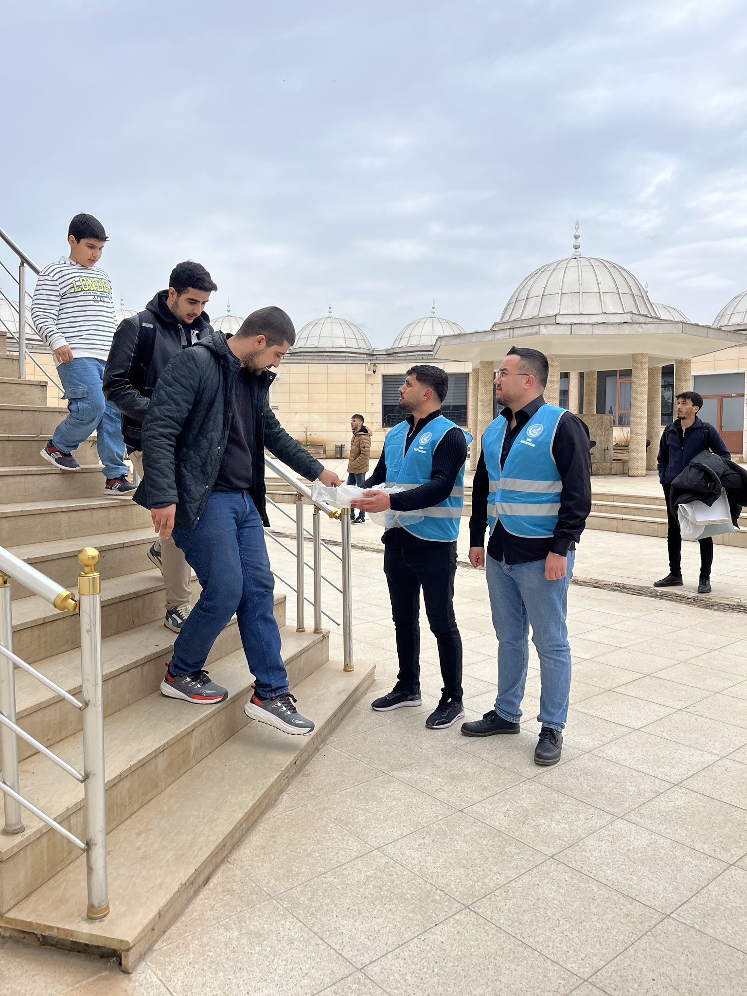 Siirt Ülkü Ocakları Gençleri Camilerde İkram Dağıttı