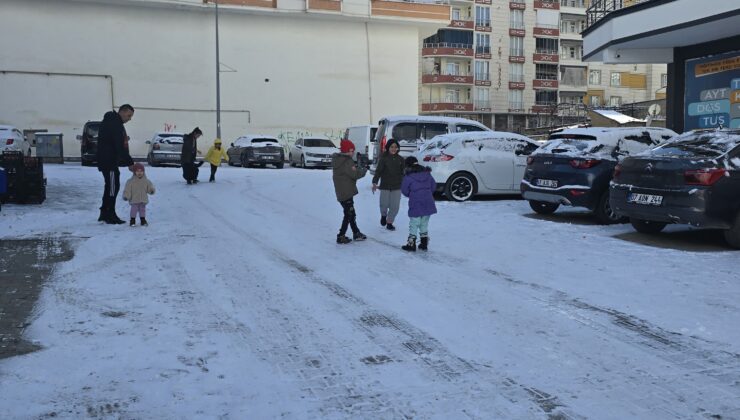 Siirt’te Karın Keyfini Çocuklar Çıkardı