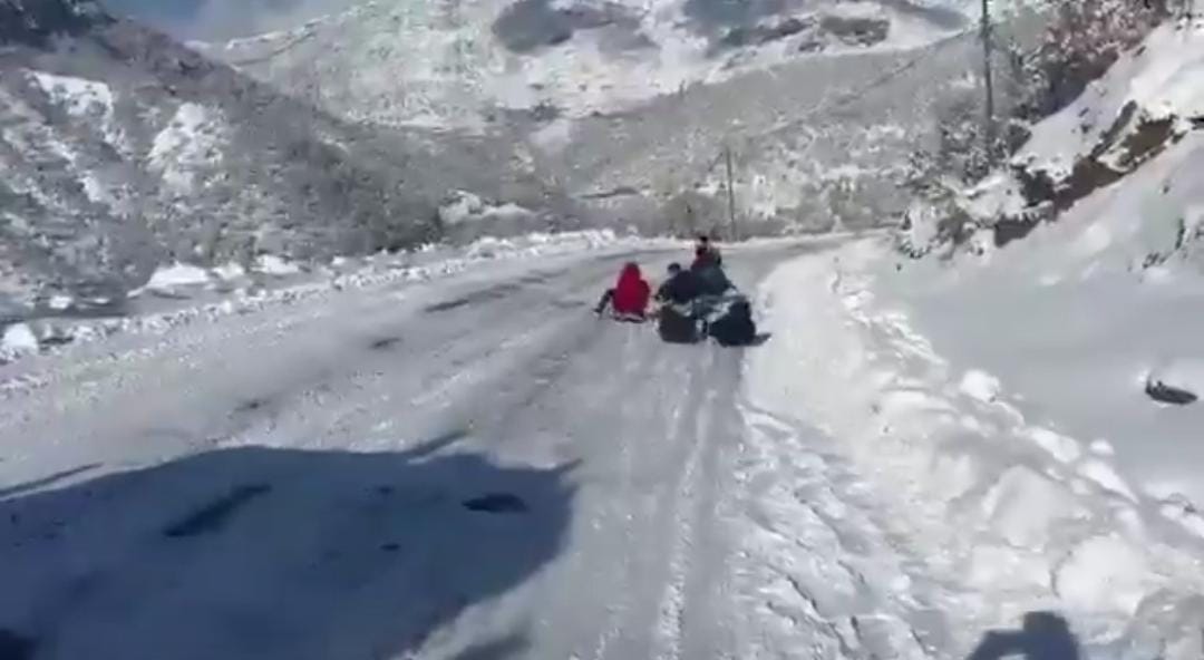 Siirt’te Yol Açma Çalışmaları Esnasında Çekilen Görüntüler Yüzleri Güldürdü