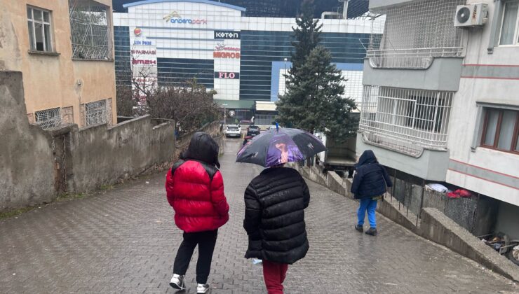 Siirt Çocukların Yağmura Özel Şemsiyeleri Görücüye Çıktı